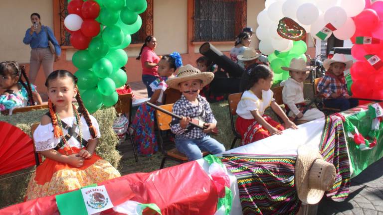 Niños de Preescolar de Rosario adelantan festejo revolucionario con desfile y kermés