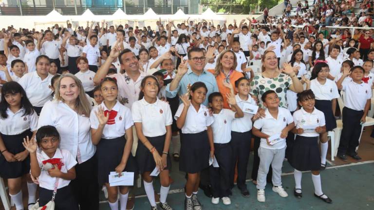 La entrega de becas fue en la Cancha Germán Evers.