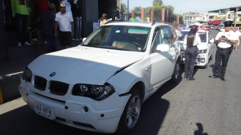 Una camioneta BMW no alcanzó a detener la marcha y prensó al grupo de personas contra la defensa trasera de un camión.