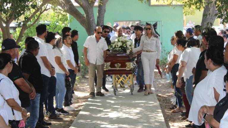 Despiden a la maestra ‘Moncy’ en su natal Agua Verde