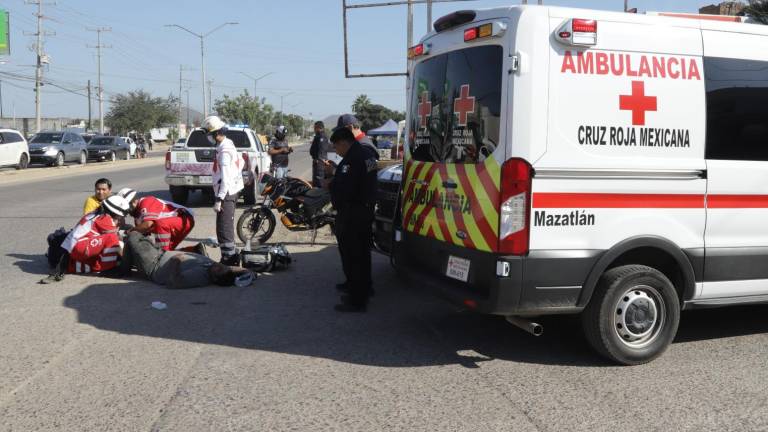 Motociclista resulta lesionado tras ser arrollado por automóvil en la avenida Clouthier, en Mazatlán.