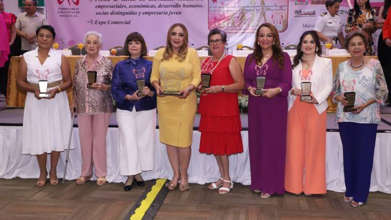 El Galardón Empresarial y las preseas al mérito a mujeres destacadas de Mazatlán fueron entregados en el Centro de Convenciones.