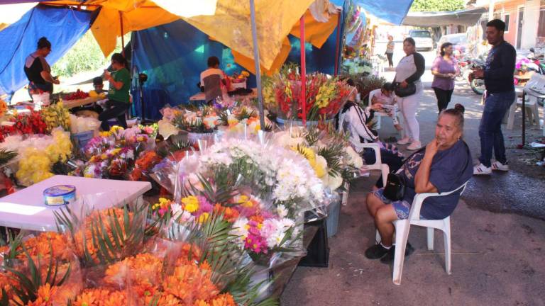 Comerciantes refirieron que hay temor de volver a tirar la flor como el año pasado.