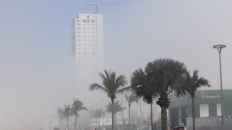 El paseo costero, los cerros del Vigía, de la Nevería, las Tres Islas, entre otras, fueron cubiertos por la neblina.