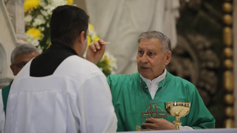 El Obispo Mario Espinosa Contreras, en la celebración de la misa dominical.