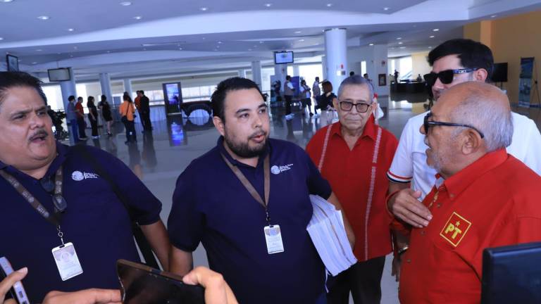 Momento en que personal de la ASE se acerca a “El Químico” en el Centro de Convenciones de Mazatlán.