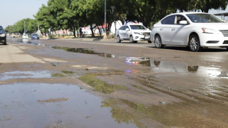 Fuga de agua potable inquieta a vecinos en Libramiento II, en Mazatlán