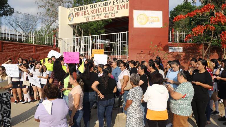 Afuera de la secundaria “Sofia Felix de Ramos”, padres de familia y estudiantes se manifestaron.