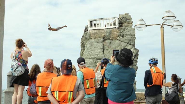 Visitantes aprovechan su último día de puente para disfrutar en la zona de Olas Altas