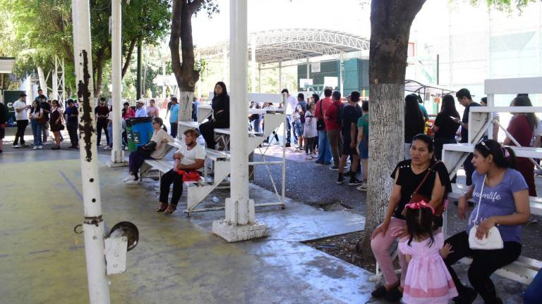 En las casillas especiales ubicadas en el Centro Cívico Constitución en el municipio de Culiacán se reporta alta afluencia de ciudadanos que acudieron a votar.