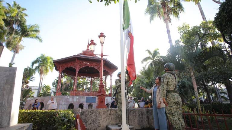 La ceremonia cívico militar fue en la explanada frente a la Presidencia Municipal de Mazatlán.