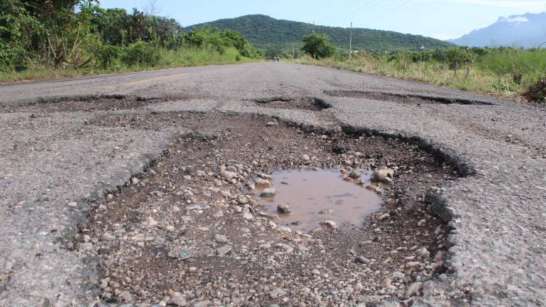 Pese a las acciones de bacheo que se han hecho, las malas condiciones de las carreteras de Rosario son consideradas por conductores como peligrosas.