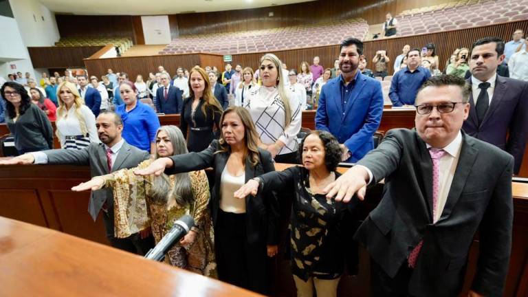 Titulares de las distintas áreas administrativas del Congreso del Estado de Sinaloa rindieron protesta este martes.