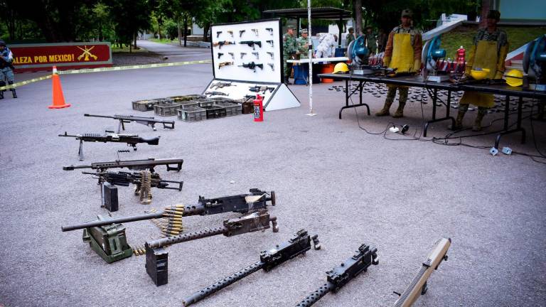 Las armas que incluían rifles, pistolas, fusiles ametralladores como la Barret M82 y la ametralladora Browning M2 de calibre 50 mm, entre otras.