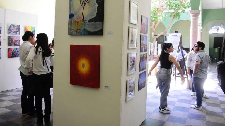 El colectivo SEVIHVE inauguró la galería “El Orgullo LGBTQ+, se VIHve todo el año”