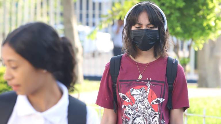 La mañana de este jueves, la mayoría de los estudiantes de la UAS ingresaron a la universidad usando el cubreboca como medida de prevención.