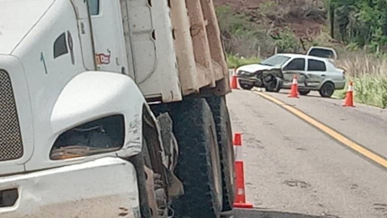 El Platina circulaba de norte a sur y el volteo de sur a norte en la Libre Mazatlán-Culiacán.