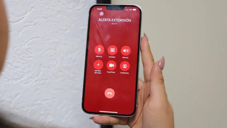 El tono de voz, lenguaje, vocabulario y sobre todo el acento son indicativos de que se trata de una llamada de extorsión.