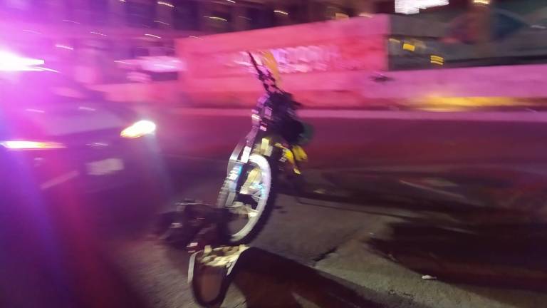 Choca motociclista contra camioneta en Culiacán y resulta lesionado