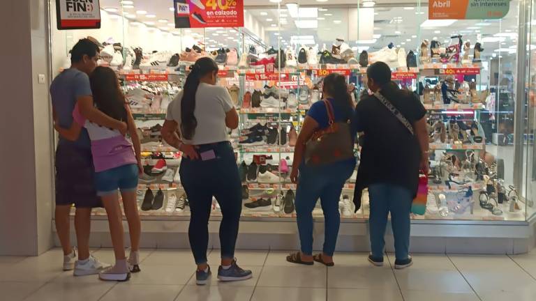 Este lunes, día feriado por la Revolución Mexicana, fue la fecha para que la población porteña terminara de hacer sus compras.