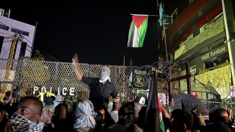 La bandera palestina ondea en la Embajada de Estados Unidos en Beirut como protesta por el bombardeo del hospital Ahli Arab.