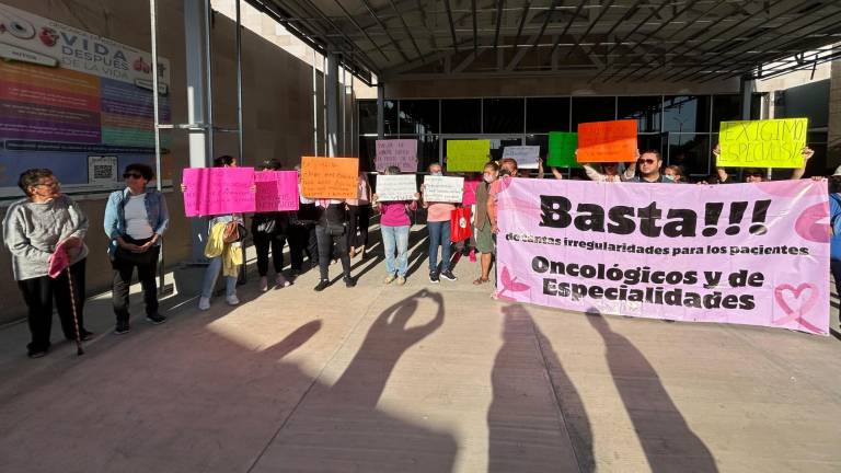 Pacientes y familiares del área de oncología se manifestaron en el Hospital General de la Zona 03 Dr. Héctor González Guevara.