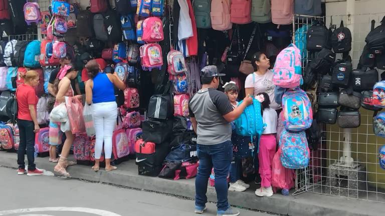 Últimas compras a un día del regreso a clases generan gran afluencia en el Centro de Culiacán