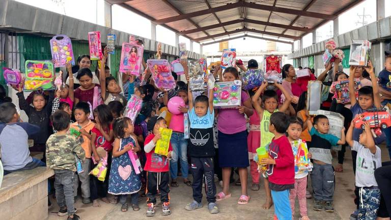 Lleva DIF alegría y regalos al albergue de Isla del Bosque, en Escuinapa