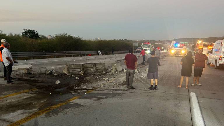 La circulación de sur a norte fue cerrada momentáneamente, a la altura del kilómetro 267 del Libramiento Tepic-Mazatlán, casi entronque con la carretera Mazatlán-Culiacán.