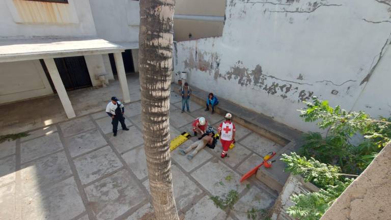 Trabajador cae desde el tercer piso de una construcción sobre el Paseo Claussen, en Mazatlán