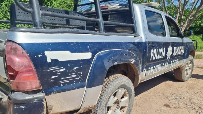 Personas que transitaban del campo San Luis al Emilion observaron el cuerpo de un hombre en uno de los canales de la zona.