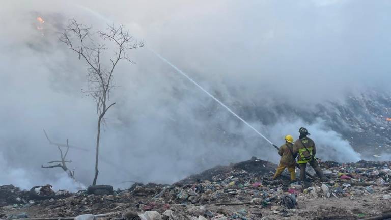 Bomberos continúan labores para sofocar el incendio en el Basurón Municipal de Mazatlán.