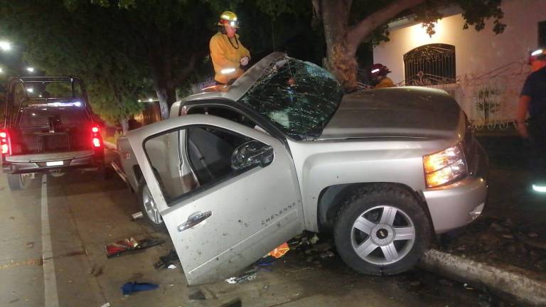 La camioneta chocó contra un árbol sobre las calles Emilio Flores Sarmiento y privada Doctor Romero.