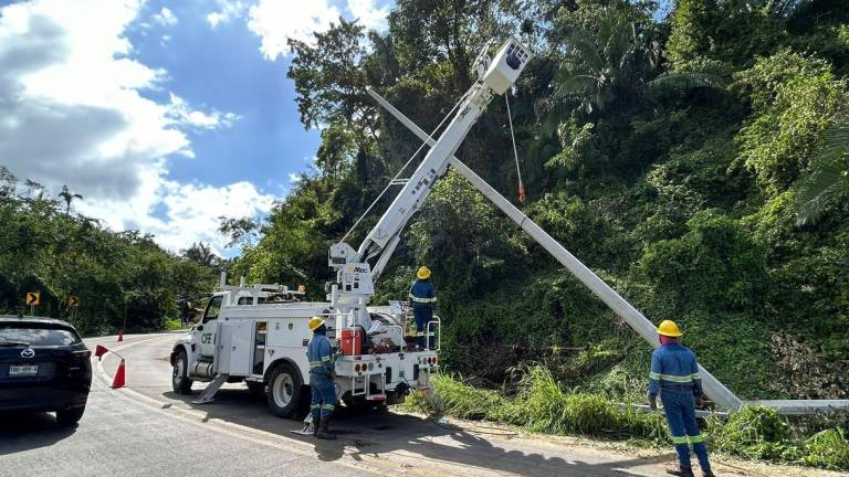 Para la atención de esta emergencia, la CFE desplegó y ubicó estratégicamente un equipo conformado por mil trabajadores electricistas.