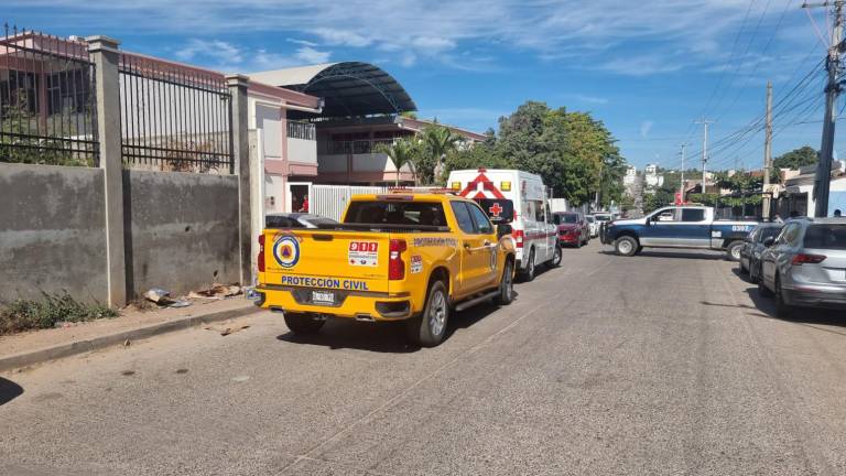 El personal de la estancia infantil que se ubica por la calle Universo y Asteroide se percató que una parrilla estaba en llamas.