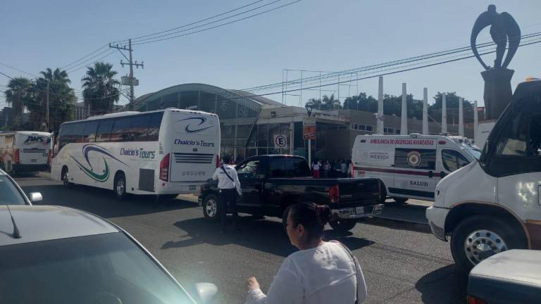 En camiones rentados llegan simpatizantes a asamblea de Morena en Sinaloa