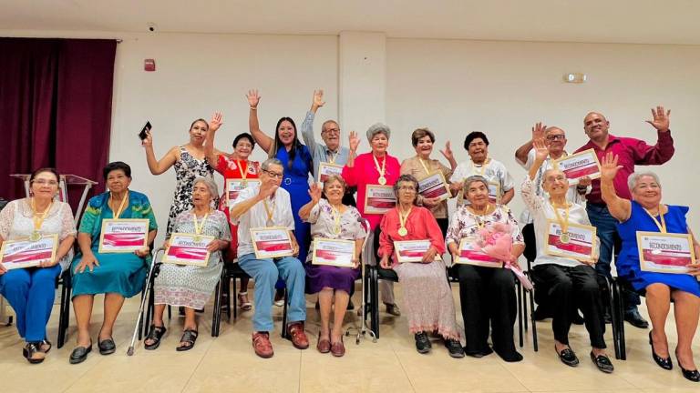 Celebran en Escuinapa a docentes jubilados mayores de 80 años