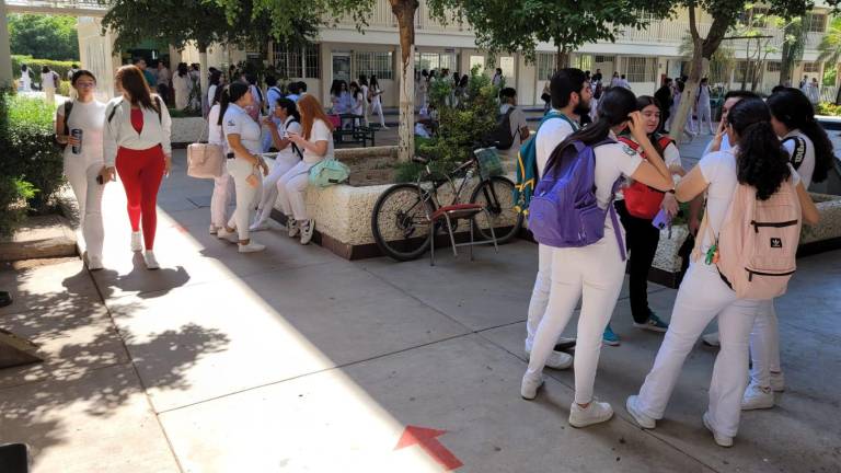 En un recorrido realizado por Noroeste, se constató la presencia de mujeres y hombres recorriendo los pasillos en camino a sus aulas.