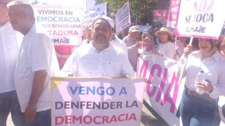 Miles se concentran frente a la catedral de Culiacán en movimiento en defensa de la democracia