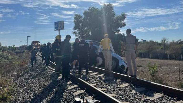 El accidente habría ocurrido porque un automóvil intentó ganarle el paso al tren.