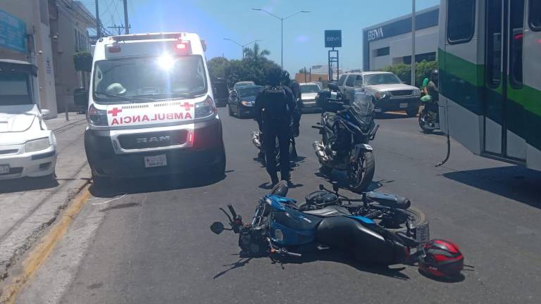 Deja choque un motociclista lesionado y congestionamiento vial en avenida Ejército Mexicano, en Mazatlán