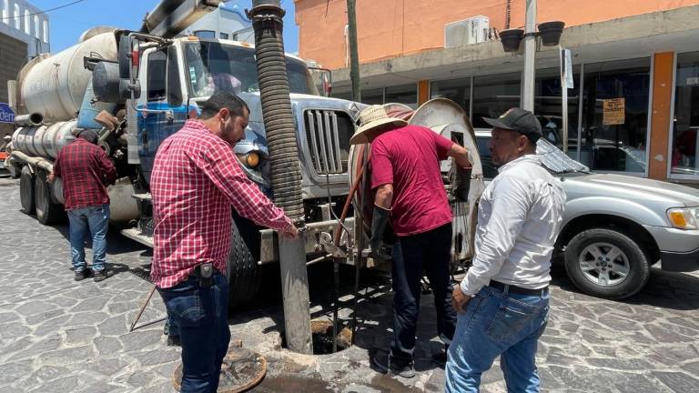 Trabajos de desazolve de las líneas de drenaje en Rosario.