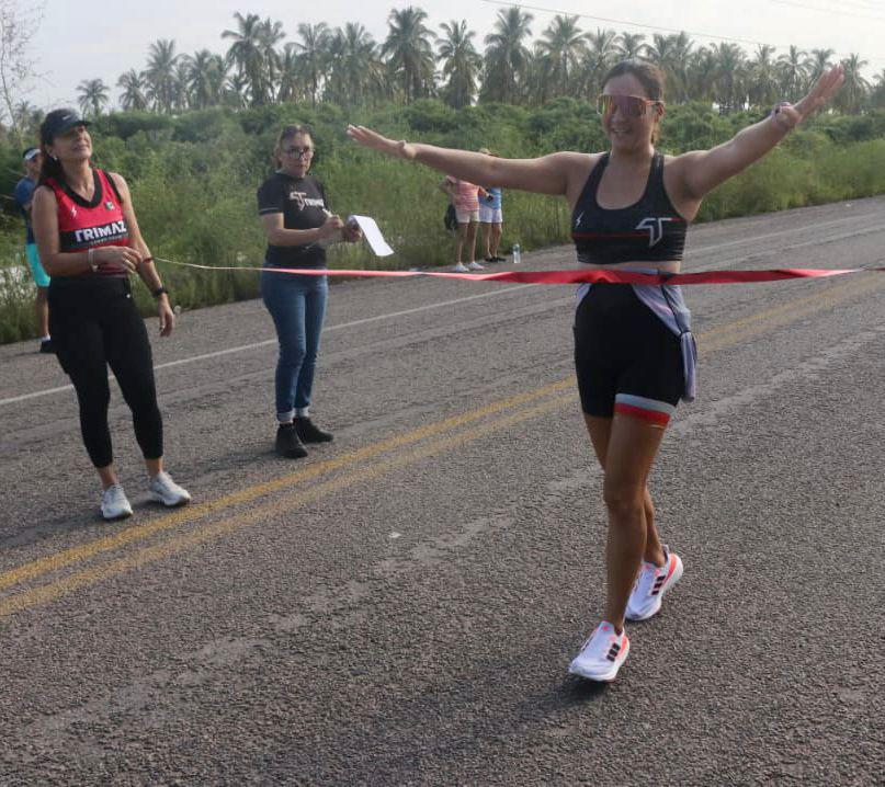 $!José Favela y Antonella Guzmán conquistan Triatlón de la Isla de la Piedra