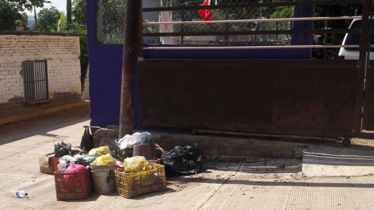 Vecinos bajan su basura a la calle Libertad, donde ya hay problemas de olores.