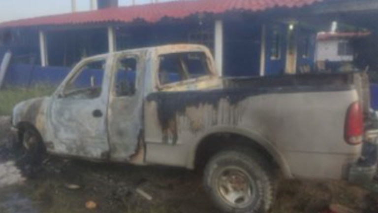 Una de las camionetas calcinadas en el poblado de Tres Palos, en Acapulco de Juárez, Guerrero.