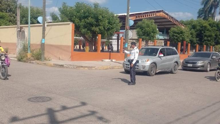 Desde las 6:30 de la mañana, agentes de Tránsito resgaurdan en diferentes cruces de zonas escolares.