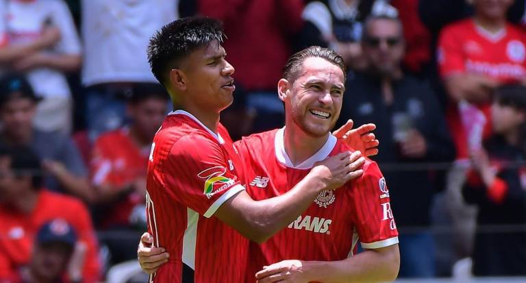 Jesús Angulo (der.) asistió en el primer gol del Toluca.