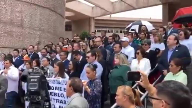 Cientos de miembros de la Asociación Nacional de Magistrados de Circuito y Jueces de Distrito (JUFED) realizaron una protesta frente al Palacio de Justicia de San Lázaro.