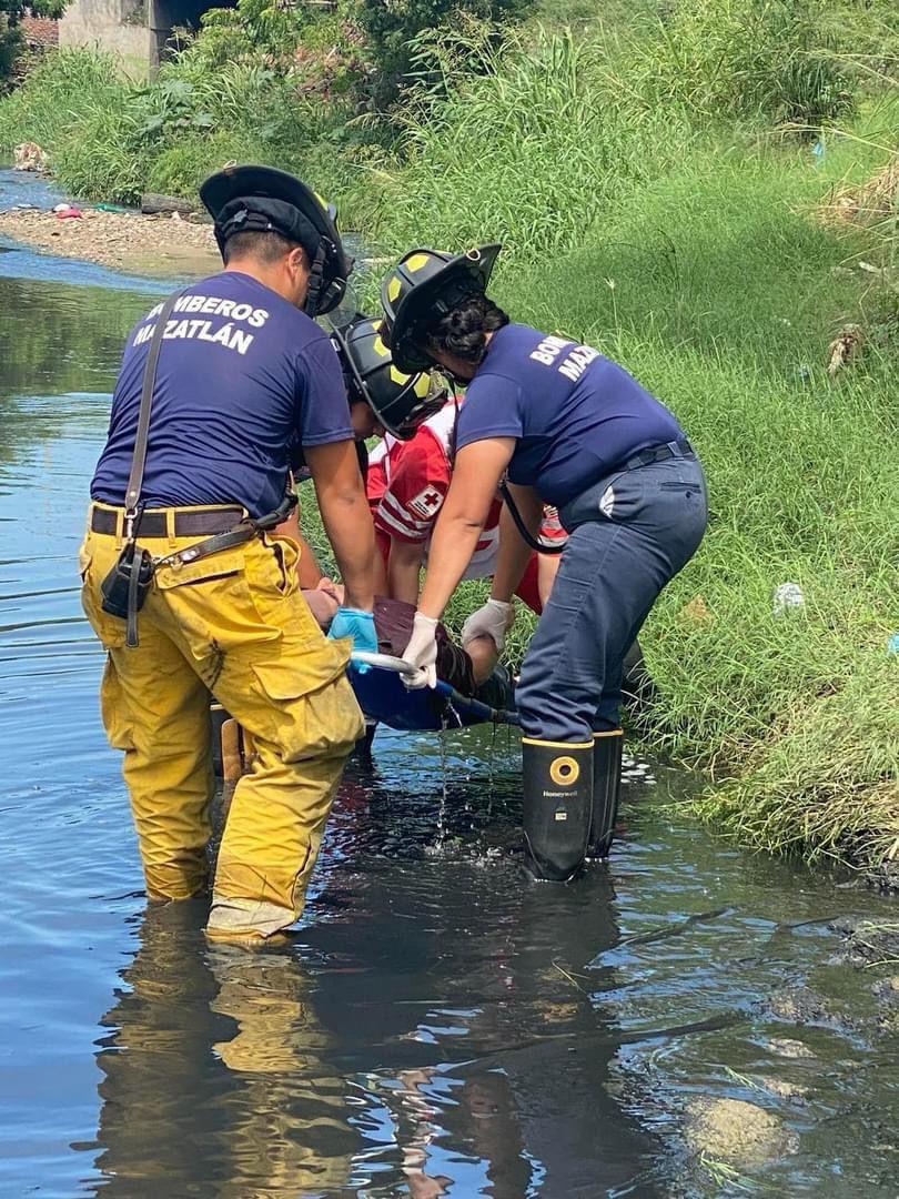 $!Cae hombre a un canal en la Salvador Allende y se lesiona, en Mazatlán