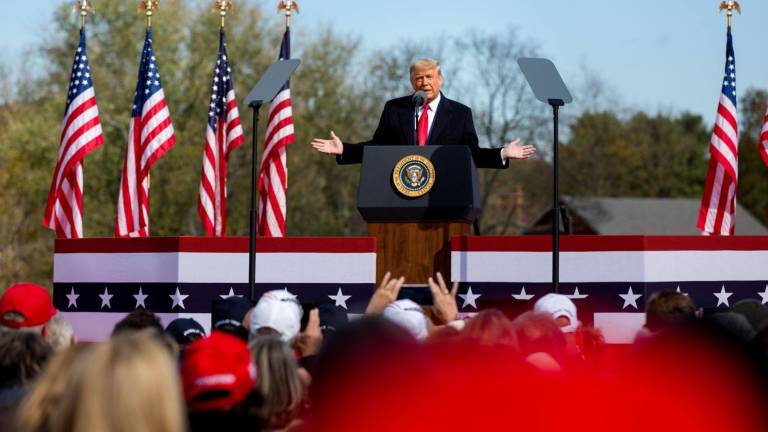 El Presidente de Estados Unidos en uno de sus actos de campaña en 2020; Donald Trump enfrenta un juicio en Nueva York.